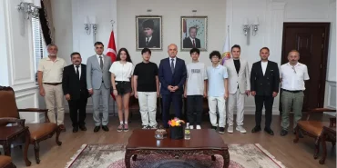 Vali Muammer Erol, LGS Türkiye Birincilerini Makamında Ağırladı 99 Vali Muammer Erol, LGS Türkiye Birincilerini Makamında Ağırladı