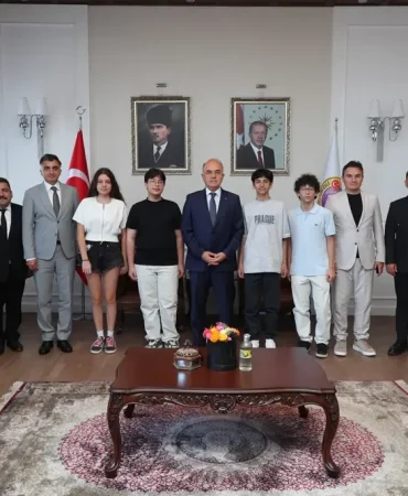 Vali Muammer Erol, LGS Türkiye Birincilerini Makamında Ağırladı 7 Vali Muammer Erol, LGS Türkiye Birincilerini Makamında Ağırladı
