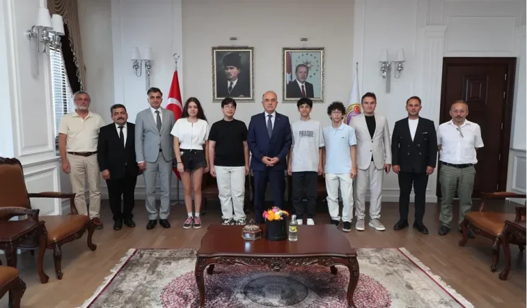 Vali Muammer Erol, LGS Türkiye Birincilerini Makamında Ağırladı 1 Vali Muammer Erol, LGS Türkiye Birincilerini Makamında Ağırladı