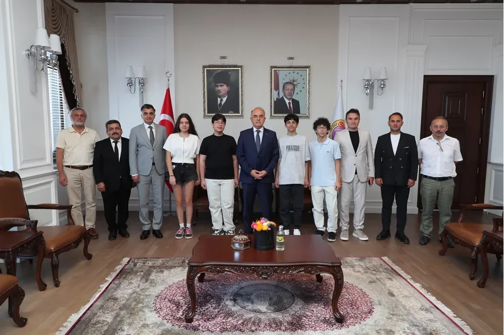 Vali Muammer Erol, LGS Türkiye Birincilerini Makamında Ağırladı