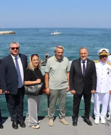 Yalova’nın 105. Kurtuluş Yıl Dönümünde Bir İlk: Jetski Gösterisi Büyük Beğeni Topladı 7 Yalova’nın 105. Kurtuluş Yıl Dönümünde Bir İlk: Jetski Gösterisi Büyük Beğeni Topladı