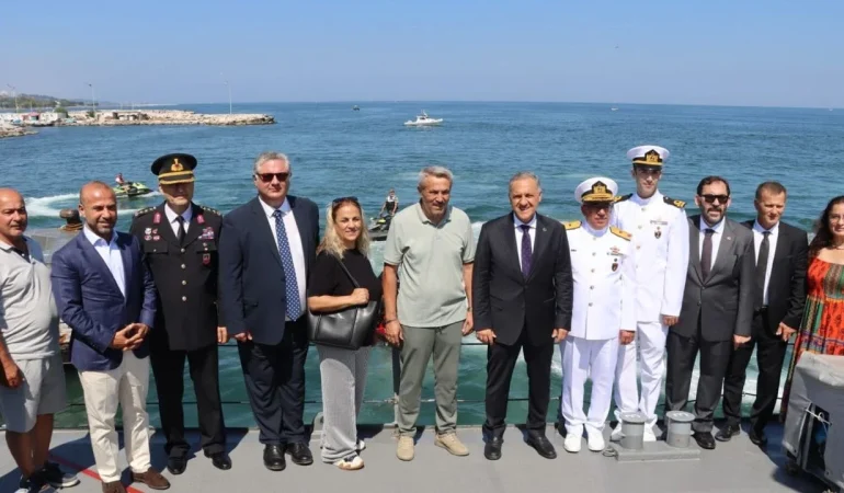 Yalova’nın 105. Kurtuluş Yıl Dönümünde Bir İlk: Jetski Gösterisi Büyük Beğeni Topladı 6 Yalova’nın 105. Kurtuluş Yıl Dönümünde Bir İlk: Jetski Gösterisi Büyük Beğeni Topladı