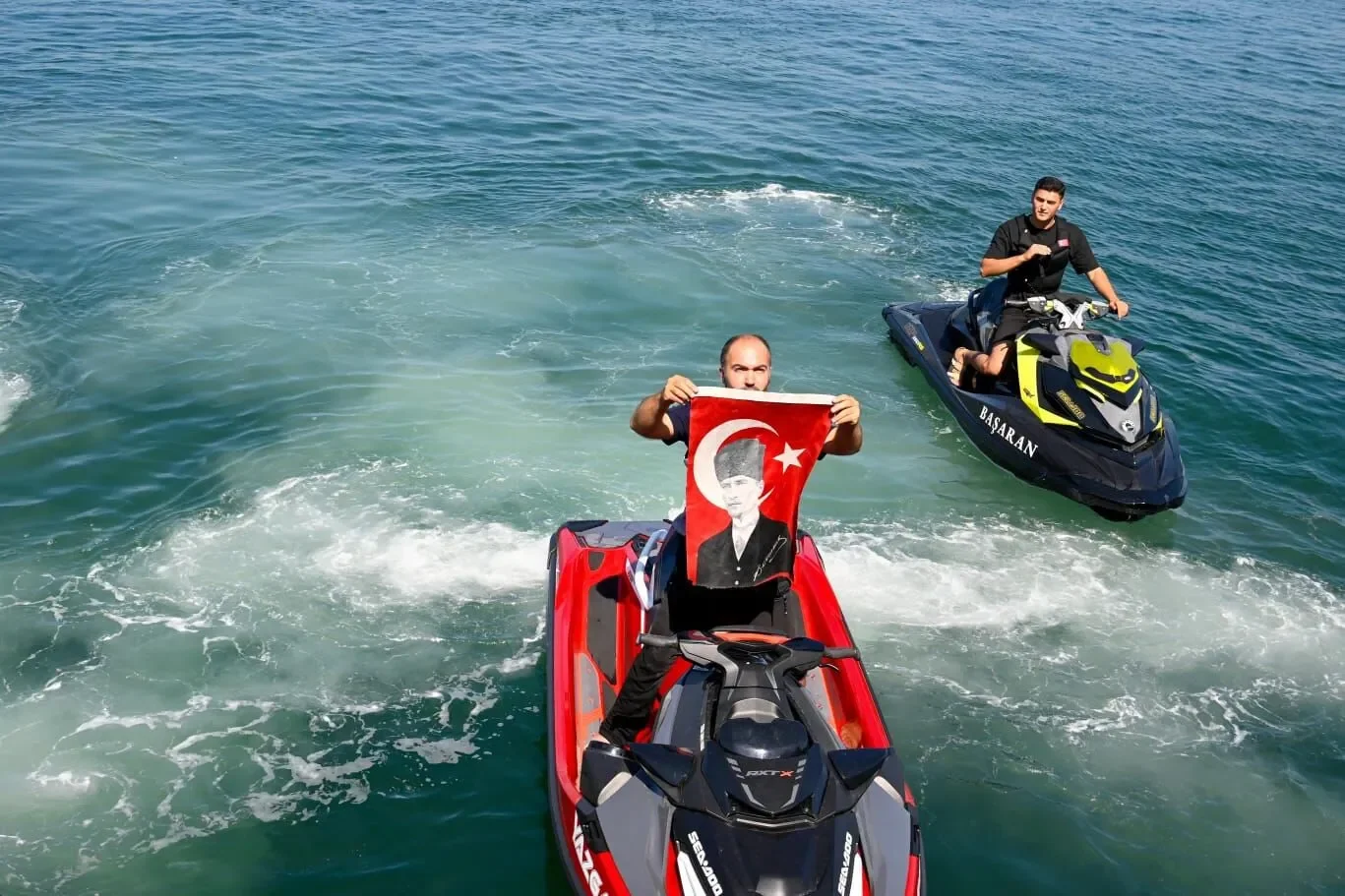 Yalova’nın 105. Kurtuluş Yıl Dönümünde Bir İlk: Jetski Gösterisi Büyük Beğeni Topladı 4 Yalova’nın 105. Kurtuluş Yıl Dönümünde Bir İlk: Jetski Gösterisi Büyük Beğeni Topladı