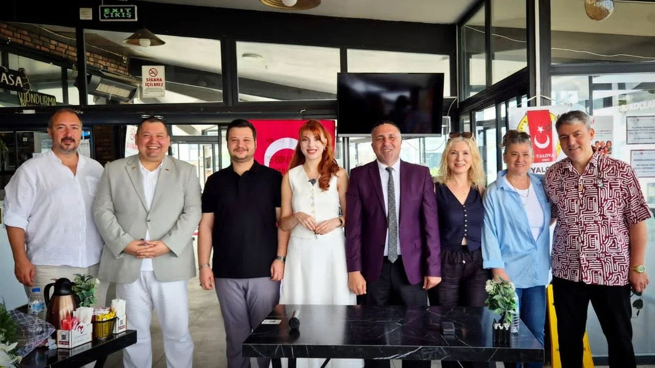 Yalova Gazeteciler Cemiyeti'nden 24 Temmuz'a Yakışan Anlamlı Buluşma 9 Yalova Gazeteciler Cemiyeti'nden 24 Temmuz'a Yakışan Anlamlı Buluşma