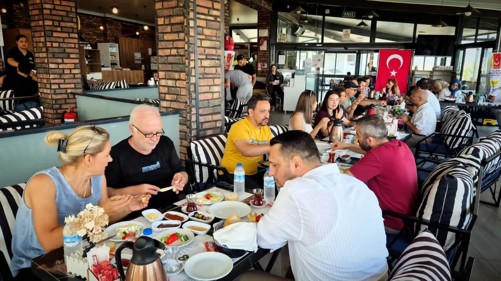 Yalova Gazeteciler Cemiyeti'nden 24 Temmuz'a Yakışan Anlamlı Buluşma 5 Yalova Gazeteciler Cemiyeti'nden 24 Temmuz'a Yakışan Anlamlı Buluşma
