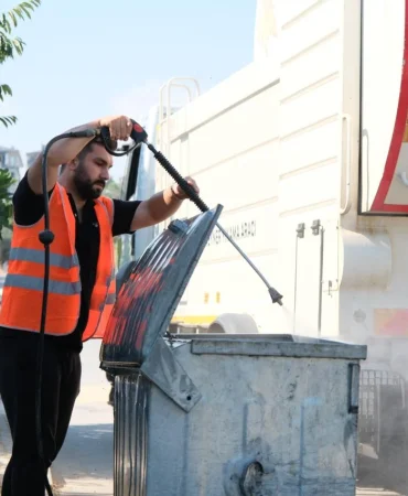 Çiftlikköy'de Çöp Konteynerlerine Yaz Mesaisi: Koku ve Haşereye Karşı Yoğun Dezenfeksiyon