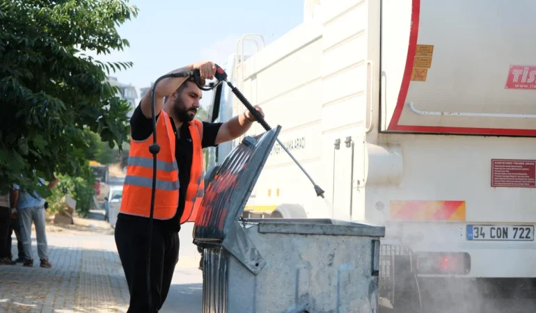 Çiftlikköy'de Çöp Konteynerlerine Yaz Mesaisi: Koku ve Haşereye Karşı Yoğun Dezenfeksiyon 1 Çiftlikköy'de Çöp Konteynerlerine Yaz Mesaisi: Koku ve Haşereye Karşı Yoğun Dezenfeksiyon