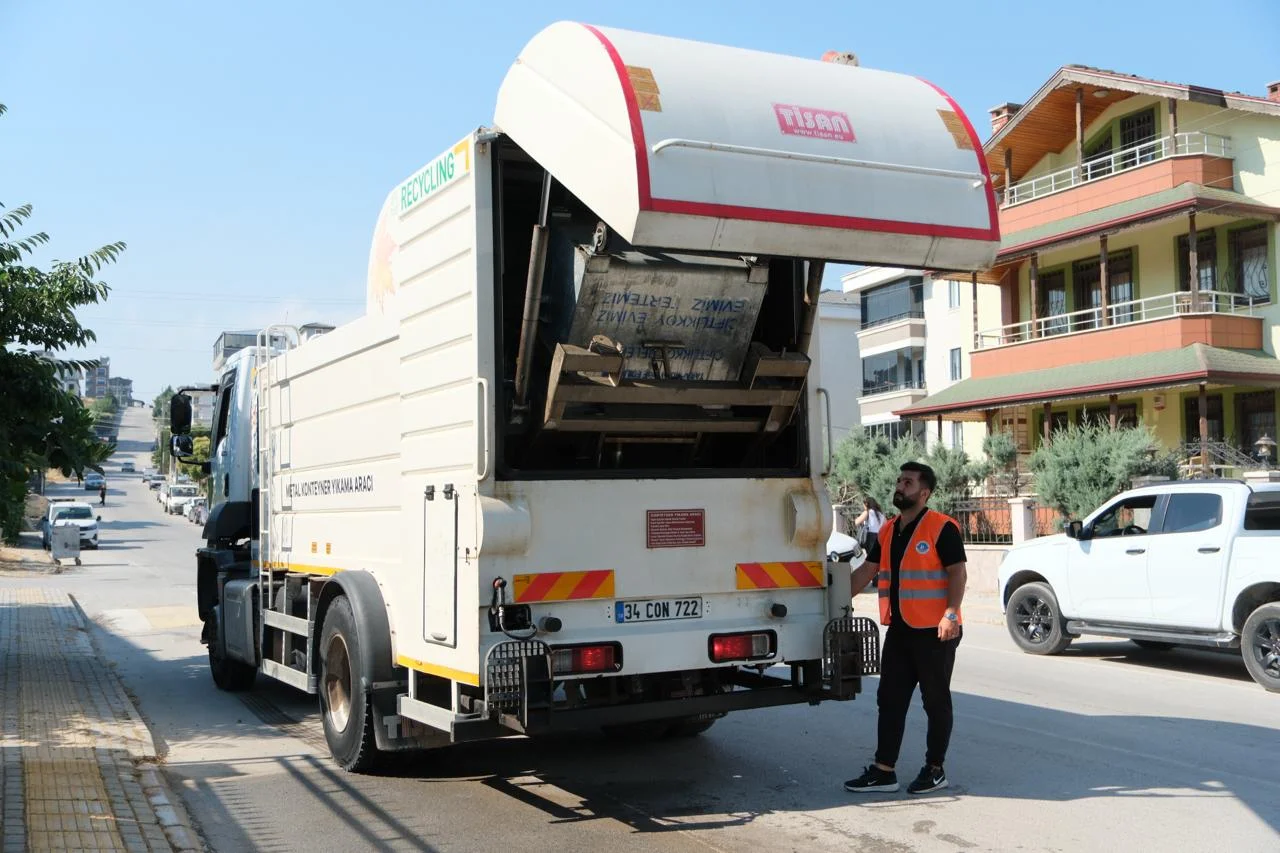 Çiftlikköy'de Çöp Konteynerlerine Yaz Mesaisi: Koku ve Haşereye Karşı Yoğun Dezenfeksiyon