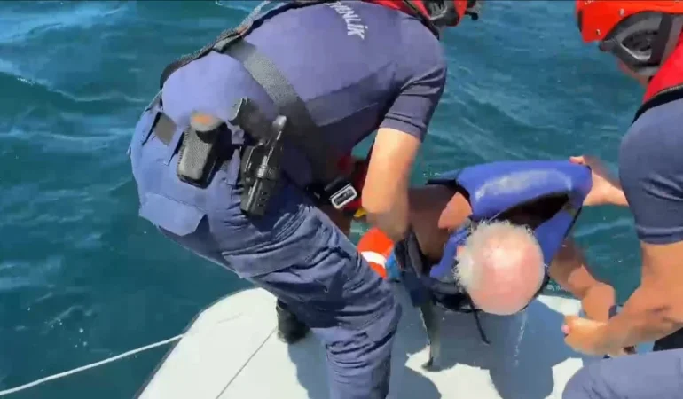 Çınarcık Açıklarında Alabora Olan Yelkenlideki Kişi Kurtarıldı 1 Çınarcık Açıklarında Alabora Olan Yelkenlideki Kişi Kurtarıldı
