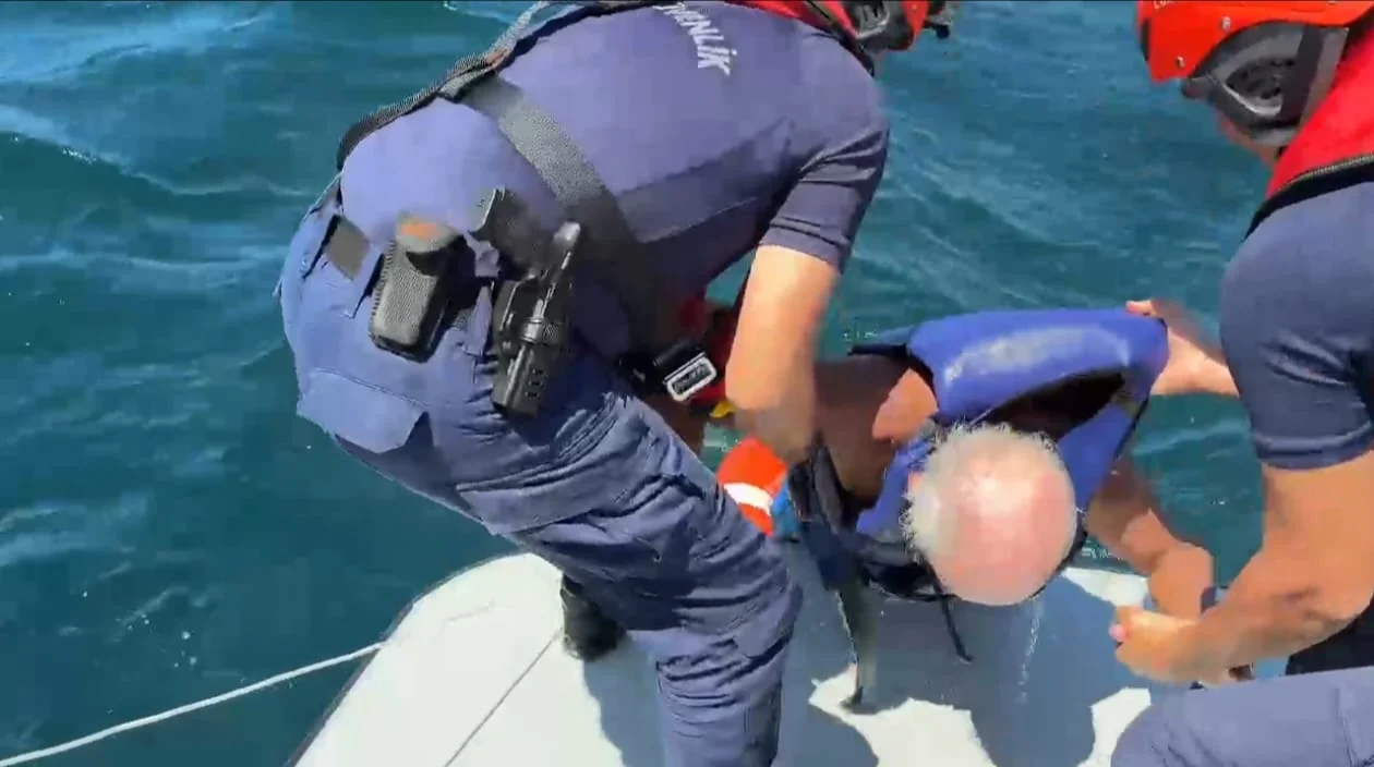 Çınarcık Açıklarında Alabora Olan Yelkenlideki Kişi Kurtarıldı