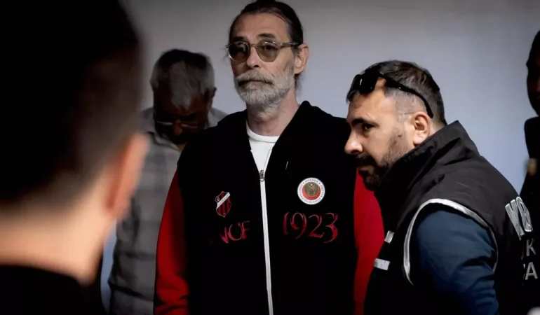 Etimesgut Belediyesi'ne Dev Operasyon: Belediye Başkanı Erdal Beşikçioğlu Dahil 52 Şüpheli Gözaltına Alındı 1 Etimesgut Belediyesi'ne Dev Operasyon: Belediye Başkanı Erdal Beşikçioğlu Dahil 52 Şüpheli Gözaltına Alındı