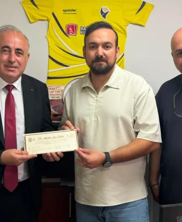 Spor Politikaları Derneği Başkanı Hakan Nergis'e "Örnek Davranış" Ödülü