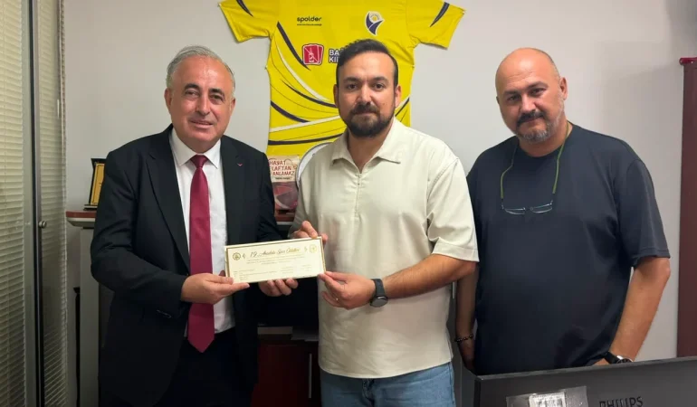 Spor Politikaları Derneği Başkanı Hakan Nergis'e "Örnek Davranış" Ödülü