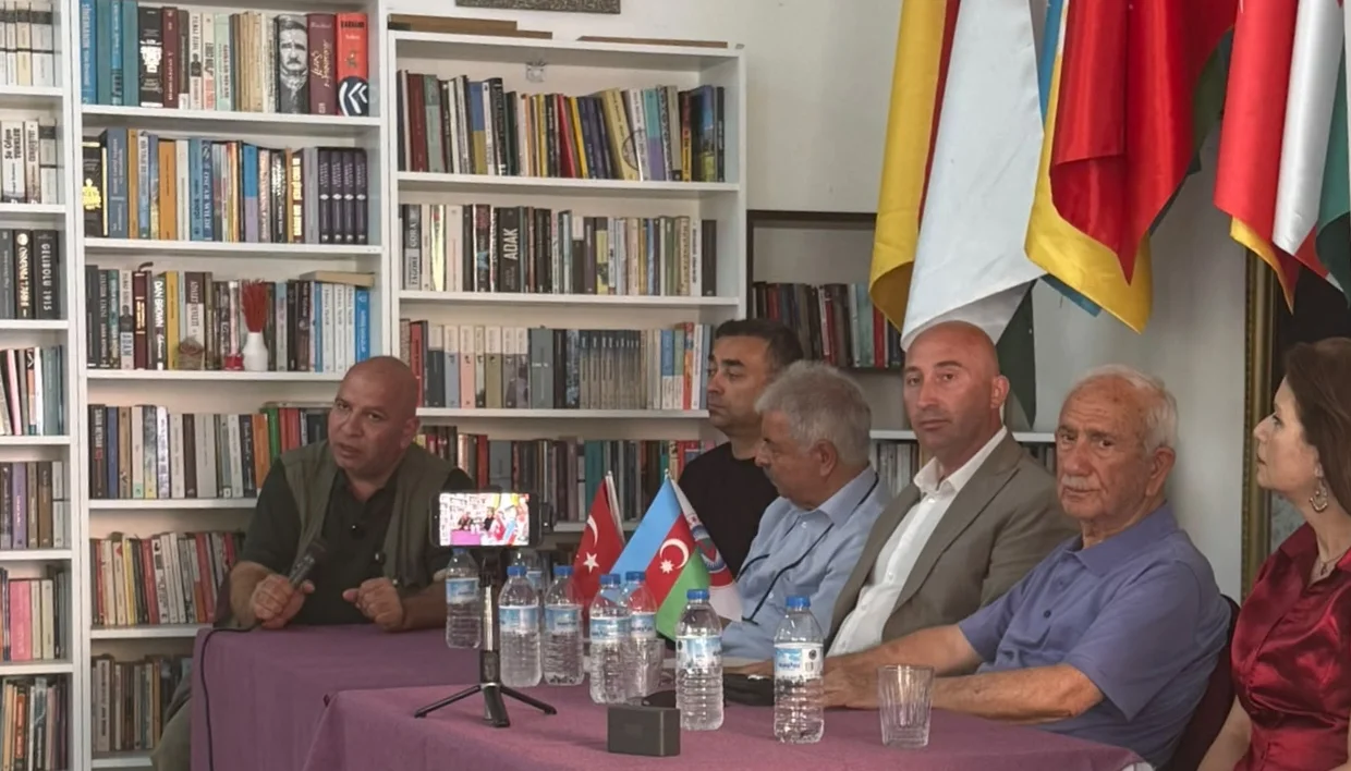 Azerbaycan Alfabesi ve Azerbaycan Dili Günü Yalova'da Kutlandı: Türk Dünyasının Ortak Dili İçin Güçlü Mesaj 5 Azerbaycan Alfabesi ve Azerbaycan Dili Günü Yalova'da Kutlandı: Türk Dünyasının Ortak Dili İçin Güçlü Mesaj