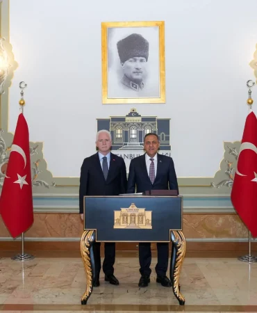 Yalova Valisi Dr. Ahmet Hamdi Usta, İstanbul Valisi Davut Gül'ü Ziyaret Etti 3 Yalova Valisi Dr. Ahmet Hamdi Usta, İstanbul Valisi Davut Gül'ü Ziyaret Etti