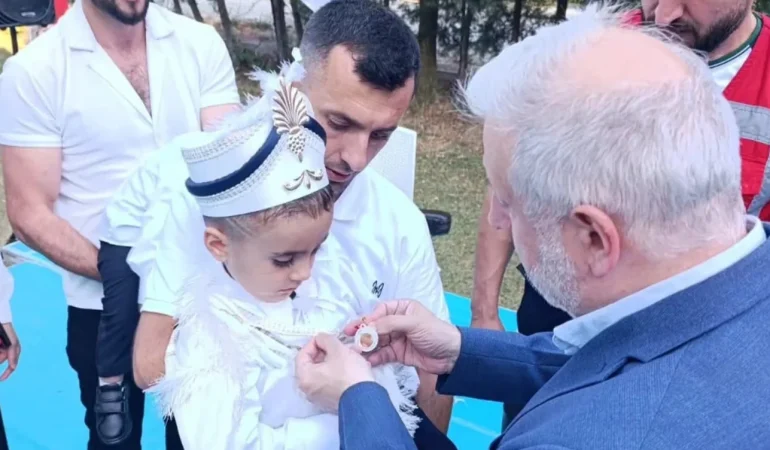 İl Müftüsü İlyas Yılmaztürk, 530 Yıllık Sünnet Şöleninde Çocukların Sevincine Ortak Oldu