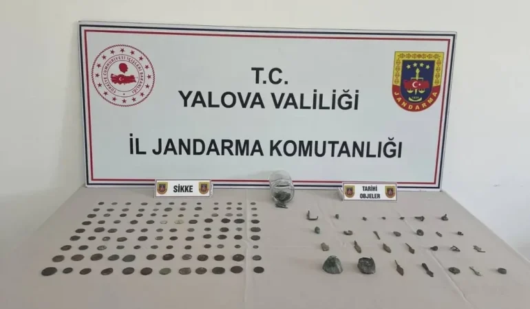 Yalova'da Tarihi Eser Kaçakçılığı Operasyonu: 228 Sikke ve 28 Tarihi Obje Ele Geçirildi 1 Yalova'da Tarihi Eser Kaçakçılığı Operasyonu: 228 Sikke ve 28 Tarihi Obje Ele Geçirildi