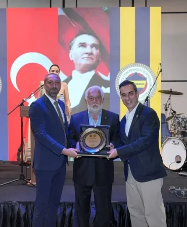 Şahin Özer'e 1907 Dünya Fenerbahçeliler Günü'nde Anlamlı Ödül: "En Büyük Fenerbahçe" 2 Şahin Özer'e 1907 Dünya Fenerbahçeliler Günü'nde Anlamlı Ödül: "En Büyük Fenerbahçe"