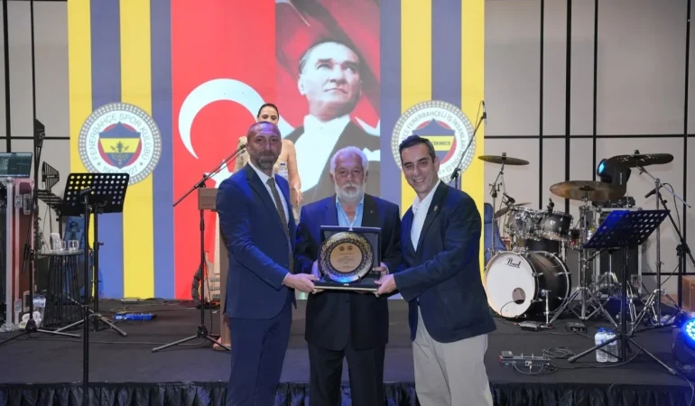 Şahin Özer'e 1907 Dünya Fenerbahçeliler Günü'nde Anlamlı Ödül: "En Büyük Fenerbahçe" 1 Şahin Özer'e 1907 Dünya Fenerbahçeliler Günü'nde Anlamlı Ödül: "En Büyük Fenerbahçe"