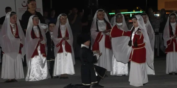 22. Yalova KafkasFest Başlıyor: Büyük Gala 21 Ağustos'ta 13 22. Yalova KafkasFest Başlıyor: Büyük Gala 21 Ağustos'ta