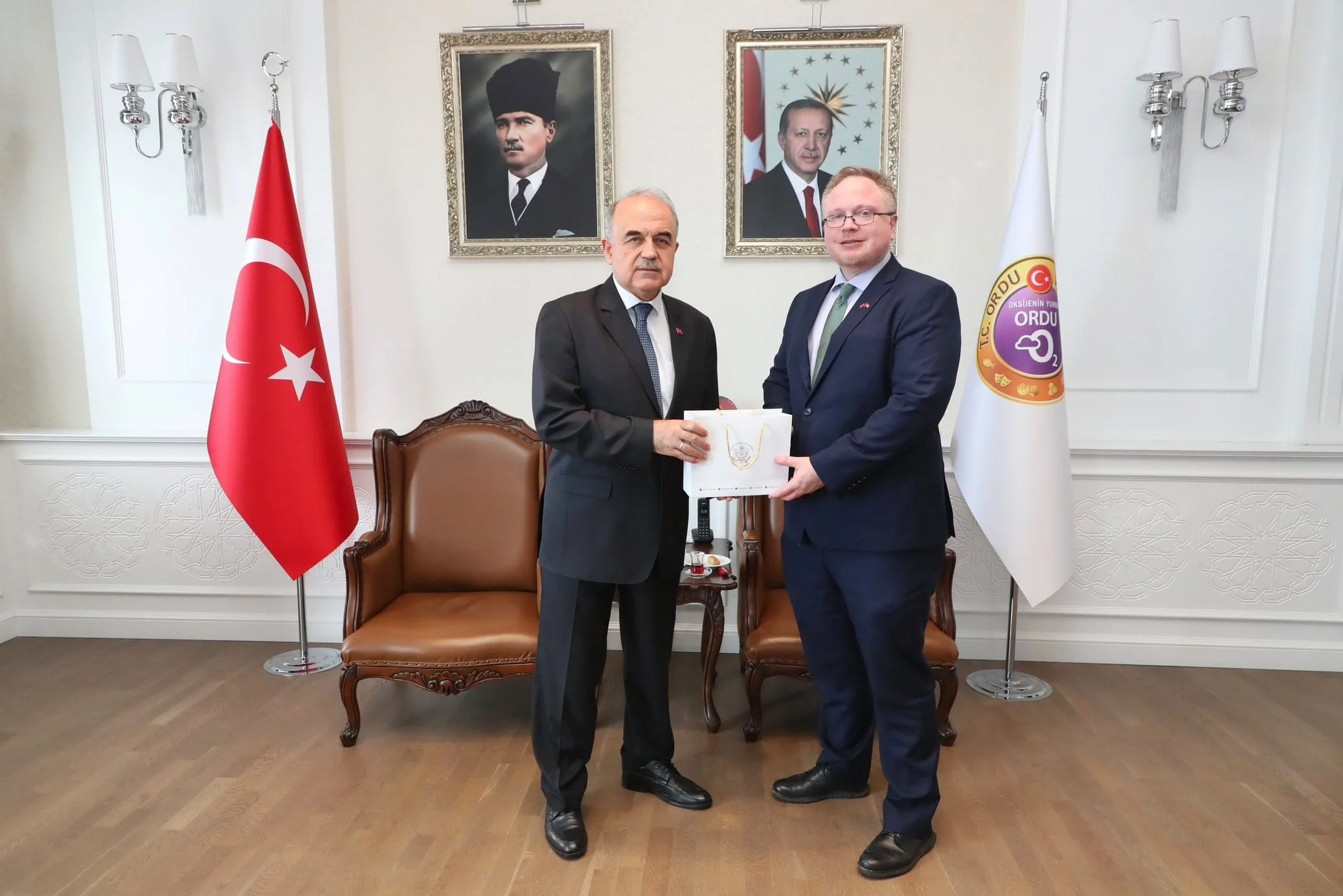ABD Ankara Büyükelçiliği Konsolosu Matthew Smith’ten Ordu Valisi Muammer Erol’a Ziyaret 4 ABD Ankara Büyükelçiliği Konsolosu Matthew Smith’ten Ordu Valisi Muammer Erol’a Ziyaret