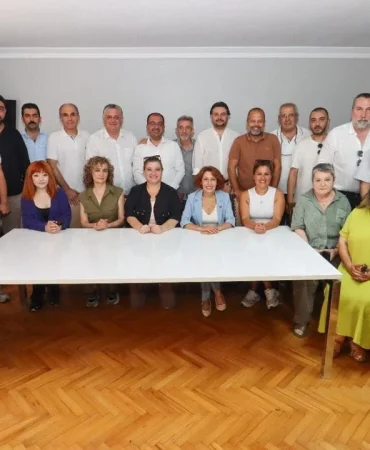 Yalova’da siyasi dengeler değişti: 15 CHP’li belediye meclis üyesi YENİ Parti’ye katıldı 4 Yalova’da Siyasi Dengeleri Değiştiren Hamle: 15 CHP’li Meclis Üyesi Yeni Parti’ye Katıldı
