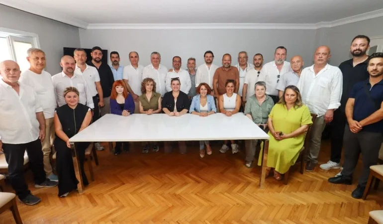 Yalova’da siyasi dengeler değişti: 15 CHP’li belediye meclis üyesi YENİ Parti’ye katıldı 72 Yalova’da Siyasi Dengeleri Değiştiren Hamle: 15 CHP’li Meclis Üyesi Yeni Parti’ye Katıldı