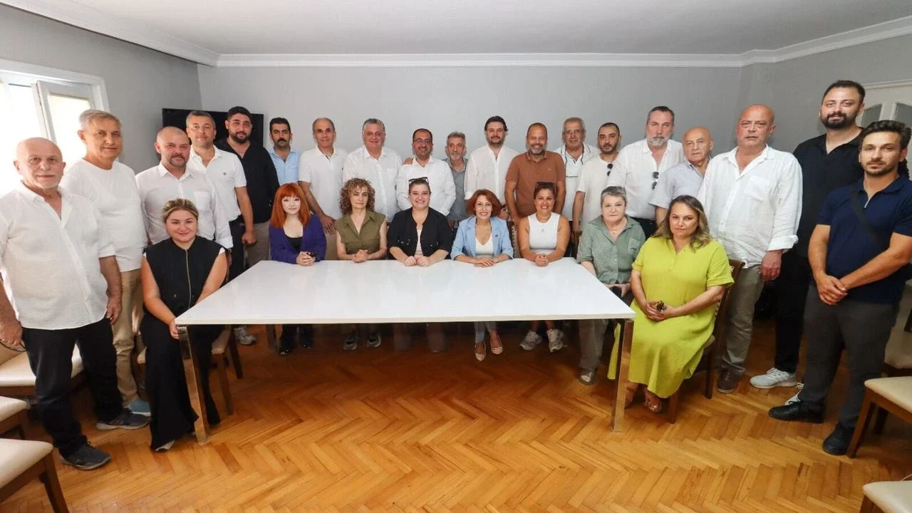 Yalova’da siyasi dengeler değişti: 15 CHP’li belediye meclis üyesi YENİ Parti’ye katıldı 5 Yalova’da Siyasi Dengeleri Değiştiren Hamle: 15 CHP’li Meclis Üyesi Yeni Parti’ye Katıldı