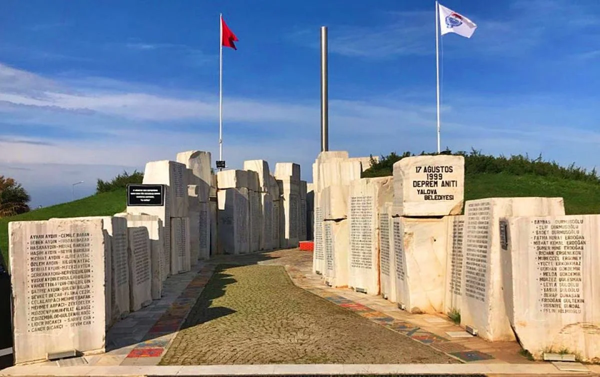Marmara Depremi Şehitleri Yalova'da Anılacak: 17 Ağustos'un 27. Yılında Kapsamlı Anma Programı 3 Marmara Depremi Şehitleri Yalova'da Anılacak: 17 Ağustos'un 27. Yılında Kapsamlı Anma Programı