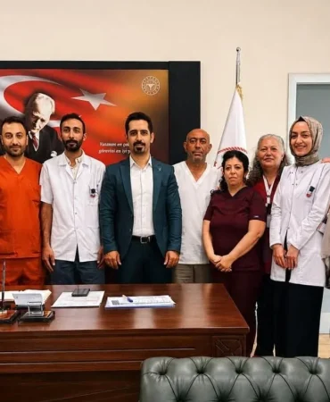Yalova Eğitim ve Araştırma Hastanesi’nde Başhekim Seçkin Özcan’a Hayırlı Olsun Ziyaretleri Sürüyor 8 Yalova Eğitim ve Araştırma Hastanesi’nde Başhekim Seçkin Özcan’a Hayırlı Olsun Ziyaretleri Sürüyor