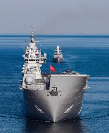 Yalova’da Gurur Veren Görüntü: TCG ANADOLU ve TCG HEYBELİADA Yürüyen Köşk Açıklarından Geçti