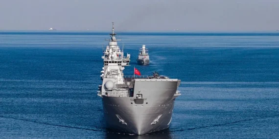 Yalova’da Gurur Veren Görüntü: TCG ANADOLU ve TCG HEYBELİADA Yürüyen Köşk Açıklarından Geçti 10 Yalova’da Gurur Veren Görüntü: TCG ANADOLU ve TCG HEYBELİADA Yürüyen Köşk Açıklarından Geçti