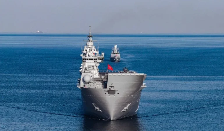 Yalova’da Gurur Veren Görüntü: TCG ANADOLU ve TCG HEYBELİADA Yürüyen Köşk Açıklarından Geçti 1 Yalova’da Gurur Veren Görüntü: TCG ANADOLU ve TCG HEYBELİADA Yürüyen Köşk Açıklarından Geçti