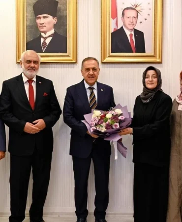 Mevlid-i Nebi Haftası’nda Anlamlı Ziyaret: Çiçeklerle Anlatılan Manevi Mesaj Dikkat Çekti 5 Mevlid-i Nebi Haftası’nda Anlamlı Ziyaret: Çiçeklerle Anlatılan Manevi Mesaj Dikkat Çekti