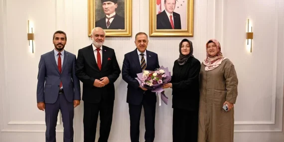 Mevlid-i Nebi Haftası’nda Anlamlı Ziyaret: Çiçeklerle Anlatılan Manevi Mesaj Dikkat Çekti 10 Mevlid-i Nebi Haftası’nda Anlamlı Ziyaret: Çiçeklerle Anlatılan Manevi Mesaj Dikkat Çekti