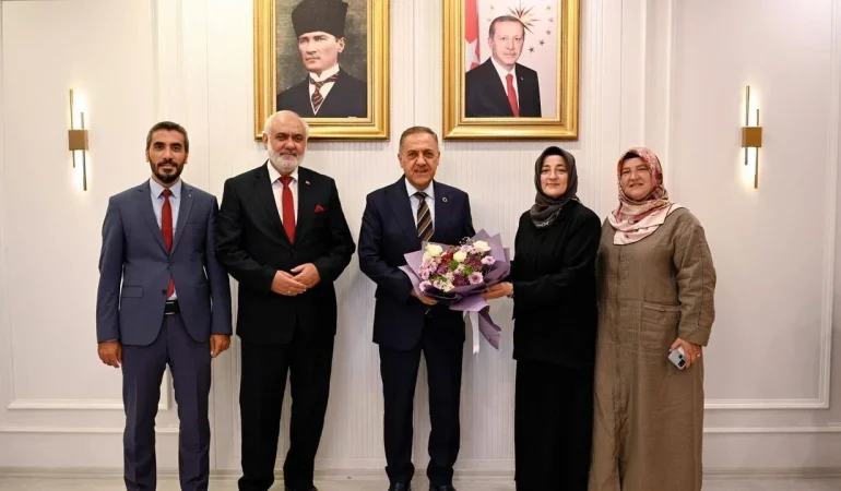 Mevlid-i Nebi Haftası’nda Anlamlı Ziyaret: Çiçeklerle Anlatılan Manevi Mesaj Dikkat Çekti
