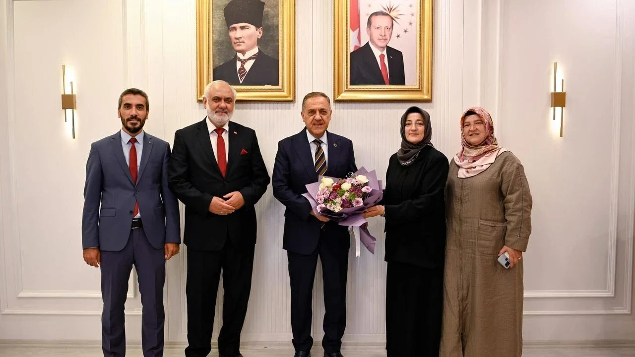 Mevlid-i Nebi Haftası’nda Anlamlı Ziyaret: Çiçeklerle Anlatılan Manevi Mesaj Dikkat Çekti