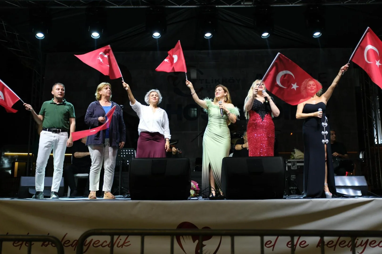 Çiftlikköy’de Zafer Coşkusu Konserle Taçlandı 5 Çiftlikköy’de Zafer Coşkusu Konserle Taçlandı