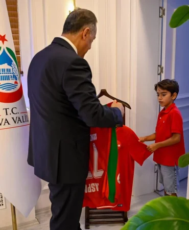 Vali Usta’dan Gönülleri Isıtan 30 Ağustos Hikâyesi: “Efe’ye Efelenemedik!” 10 Vali Usta’dan Gönülleri Isıtan 30 Ağustos Hikâyesi: “Efe’ye Efelenemedik!”