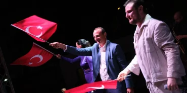 ÇİFTLİKKÖY’DE ZAFER COŞKUSU DORUĞA ULAŞTI: EKİN UZUNLAR’DAN UNUTULMAZ KONSER 8 ÇİFTLİKKÖY’DE ZAFER COŞKUSU DORUĞA ULAŞTI: EKİN UZUNLAR’DAN UNUTULMAZ KONSER