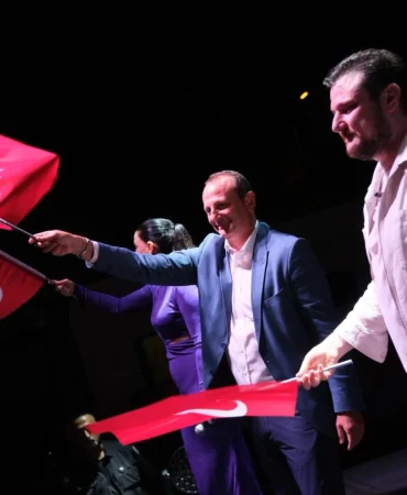 ÇİFTLİKKÖY’DE ZAFER COŞKUSU DORUĞA ULAŞTI: EKİN UZUNLAR’DAN UNUTULMAZ KONSER 9 ÇİFTLİKKÖY’DE ZAFER COŞKUSU DORUĞA ULAŞTI: EKİN UZUNLAR’DAN UNUTULMAZ KONSER