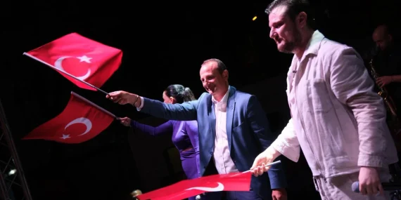 ÇİFTLİKKÖY’DE ZAFER COŞKUSU DORUĞA ULAŞTI: EKİN UZUNLAR’DAN UNUTULMAZ KONSER 13 ÇİFTLİKKÖY’DE ZAFER COŞKUSU DORUĞA ULAŞTI: EKİN UZUNLAR’DAN UNUTULMAZ KONSER