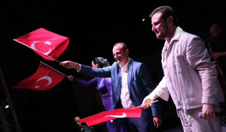 ÇİFTLİKKÖY’DE ZAFER COŞKUSU DORUĞA ULAŞTI: EKİN UZUNLAR’DAN UNUTULMAZ KONSER 6 ÇİFTLİKKÖY’DE ZAFER COŞKUSU DORUĞA ULAŞTI: EKİN UZUNLAR’DAN UNUTULMAZ KONSER
