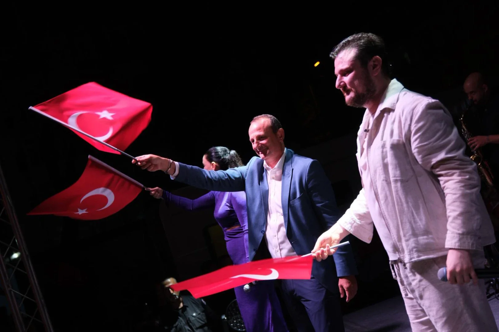 ÇİFTLİKKÖY’DE ZAFER COŞKUSU DORUĞA ULAŞTI: EKİN UZUNLAR’DAN UNUTULMAZ KONSER