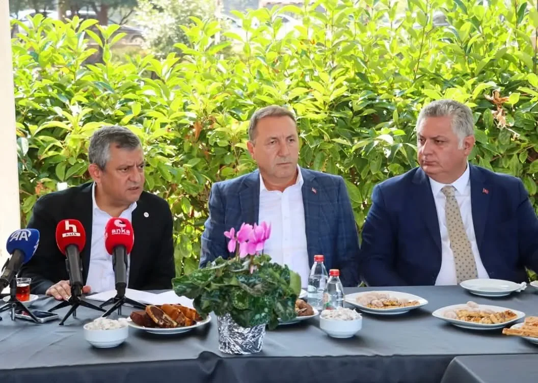 Özgür Özel Yalova’da: Üreticiden Emekliye, Esnaftan Vatandaşa Kentin Nabzını Tuttu 4 Özgür Özel Yalova’da: Üreticiden Emekliye, Esnaftan Vatandaşa Kentin Nabzını Tuttu