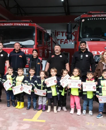 Çiftlikköy’de Minik İtfaiyeciler Görev Başında: İtfaiye İstasyonunda Renkli Buluşma 2 Çiftlikköy’de Minik İtfaiyeciler Görev Başında: İtfaiye İstasyonunda Renkli Buluşma