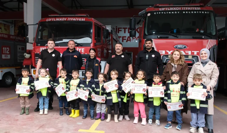 Çiftlikköy’de Minik İtfaiyeciler Görev Başında: İtfaiye İstasyonunda Renkli Buluşma 1 Çiftlikköy’de Minik İtfaiyeciler Görev Başında: İtfaiye İstasyonunda Renkli Buluşma