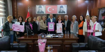 Yalova’da Pembe Kurdeleli Farkındalık: 4 Belediye Başkanı Meme Kanserine Dikkat Çekti 13 Yalova’da Pembe Kurdeleli Farkındalık: 4 Belediye Başkanı Meme Kanserine Dikkat Çekti