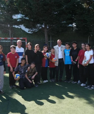 Çiftlikköy Belediyesi’nden Öğrencilere 1.315 Adet Spor Malzemesi Desteği 2 Çiftlikköy Belediyesi’nden Öğrencilere 1.315 Adet Spor Malzemesi Desteği