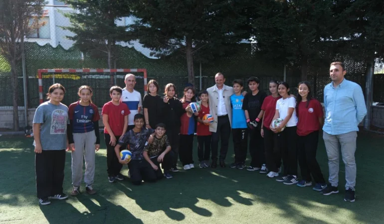 Çiftlikköy Belediyesi’nden Öğrencilere 1.315 Adet Spor Malzemesi Desteği